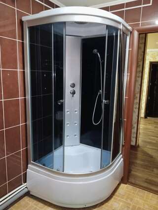 Гостиница Пилот Омск Двухместный номер с двуспальной кроватью и дополнительной кроватью-5